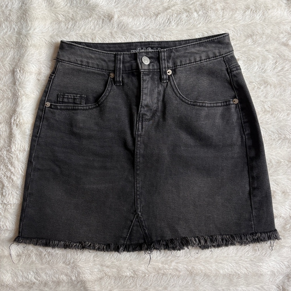 Wild Fable Faded Black Denim Mini Skirt Size 00 Mid Thigh Length w/ Raw Hem